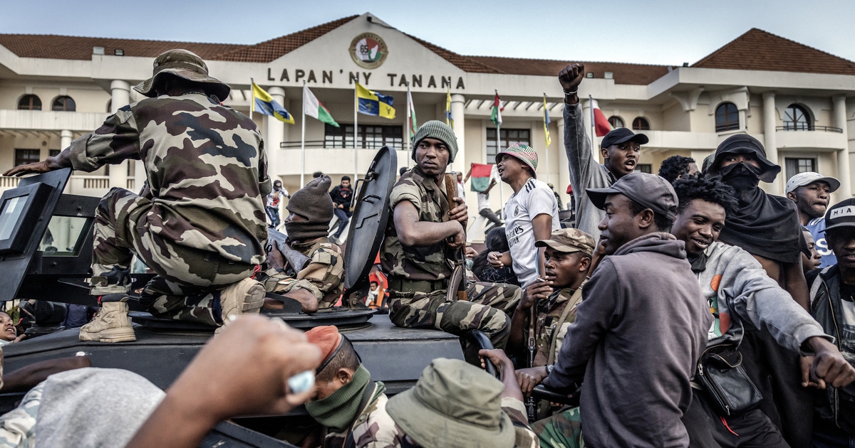 Một đơn vị qu&acirc;n đội nổi loạn, Tổng thống Madagascar cảnh b&aacute;o &acirc;m mưu đảo ch&iacute;nh