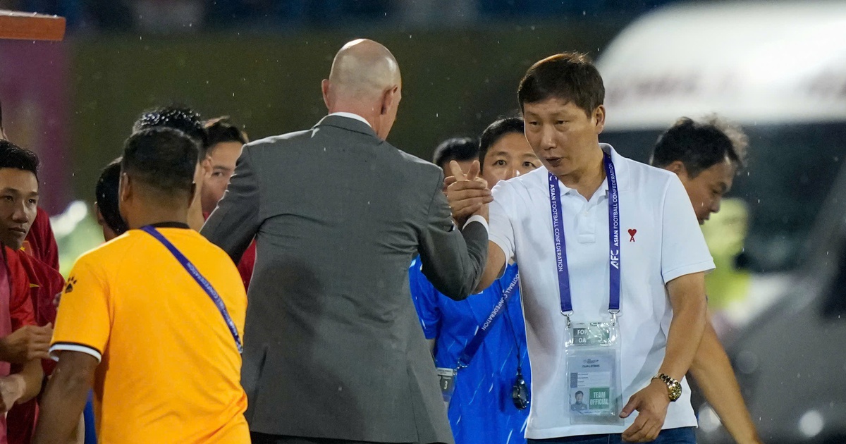 Người đang đối đầu với ông Kim Sang-sik có sự nghiệp li kì cỡ nào: 'Những hành trình điên rồ'