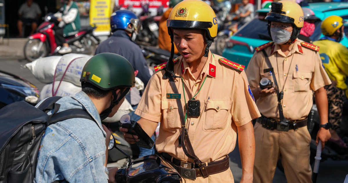 CSGT TP.HCM phạt 570 người vi phạm nồng độ cồn ng&agrave;y đầu ra qu&acirc;n