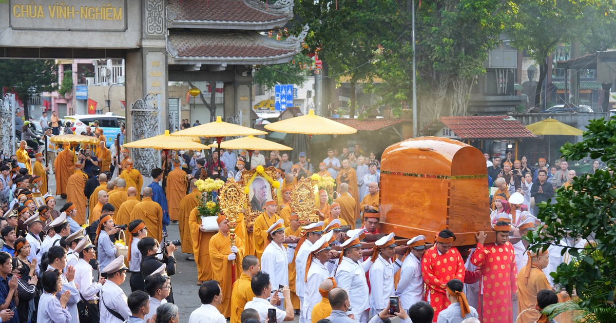 Tiễn đưa kim quan trưởng l&atilde;o h&ograve;a thượng Th&iacute;ch Tr&iacute; Tịnh rời ch&ugrave;a Vĩnh Nghi&ecirc;m