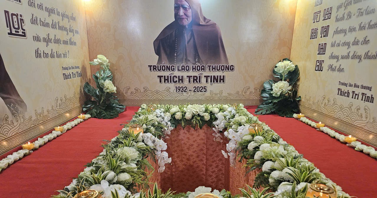 Kim quan trưởng l&atilde;o h&ograve;a thượng Th&iacute;ch Tr&iacute; Tịnh nhập th&aacute;p tại ch&ugrave;a Linh Phong Thiền Uyển