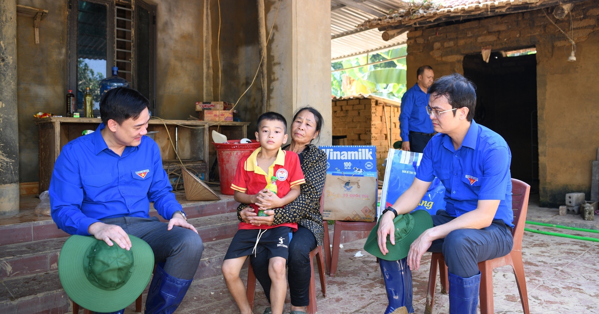 Tấm lòng của tuổi trẻ dành cho đồng bào lũ lụt
