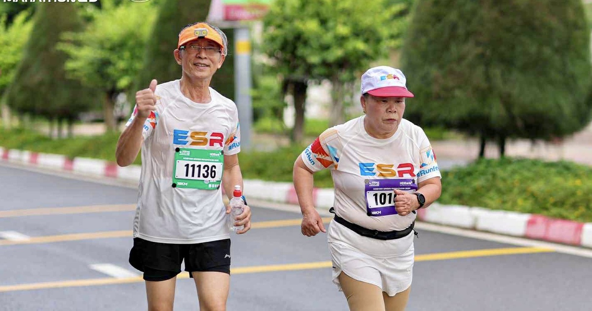 Vợ chồng U.70 trở th&agrave;nh runner nhờ... m&ecirc; xem livestream chạy bộ