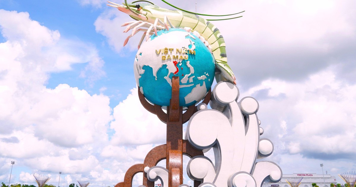 Cận cảnh quảng trường Phan Ngọc Hiển với biểu tượng t&ocirc;m C&agrave; Mau trước giờ kh&aacute;nh th&agrave;nh