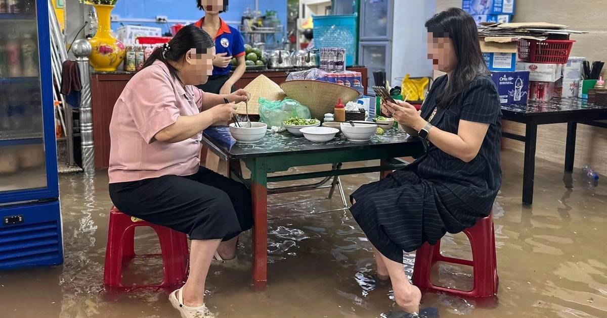 Đường phố Hải Ph&ograve;ng biến th&agrave;nh &#039;s&ocirc;ng&#039; sau cơn mưa lớn