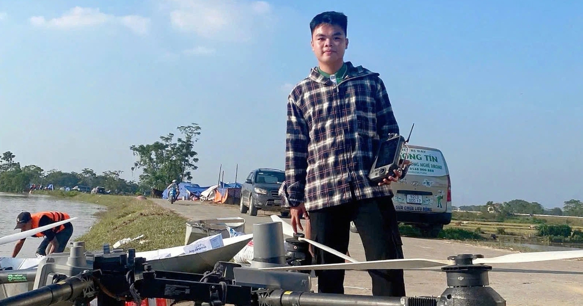 Chàng trai 19 tuổi mang drone gần 400 triệu đồng giúp người dân vùng lũ