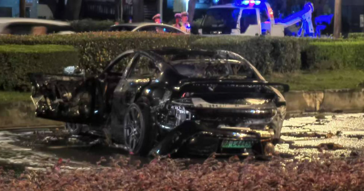 Ô tô điện Xiaomi bốc cháy không thể mở cửa, tài xế kẹt trong xe tử vong