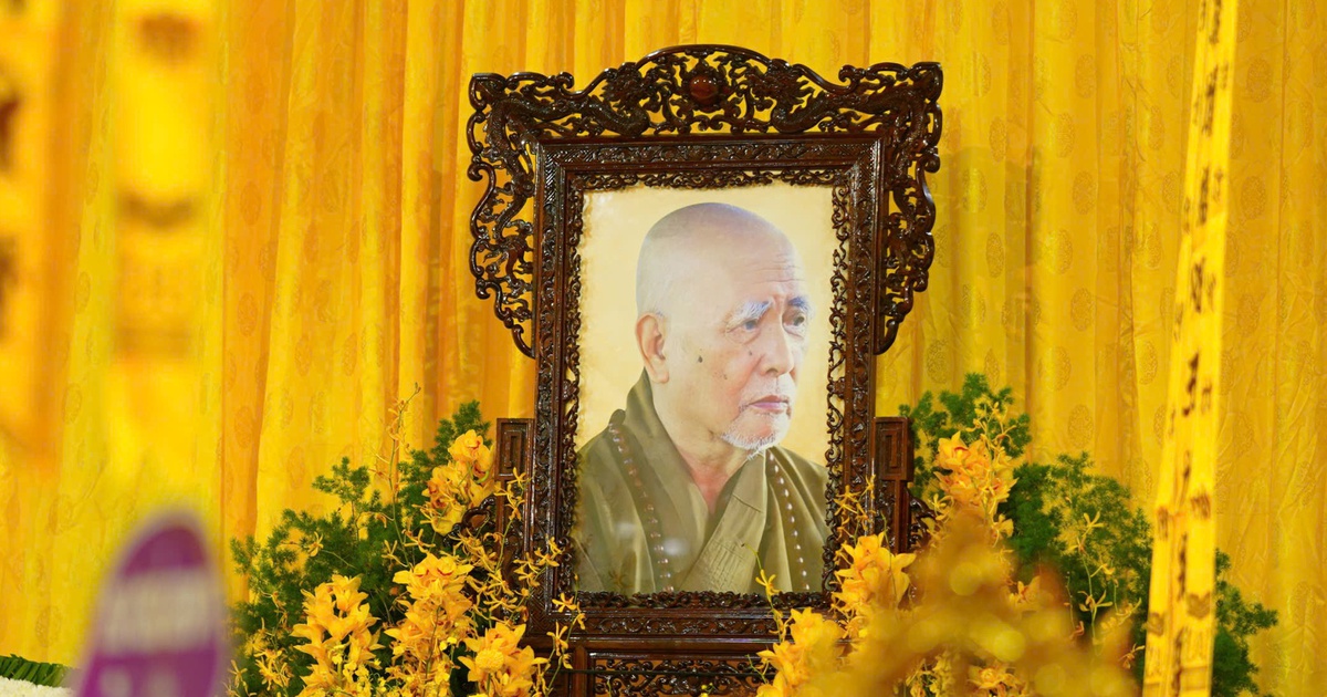 Chuyển gần 2 tỉ tiền ph&uacute;ng điếu trưởng l&atilde;o h&ograve;a thượng Th&iacute;ch Tr&iacute; Tịnh cứu trợ đồng b&agrave;o bị thi&ecirc;n tai