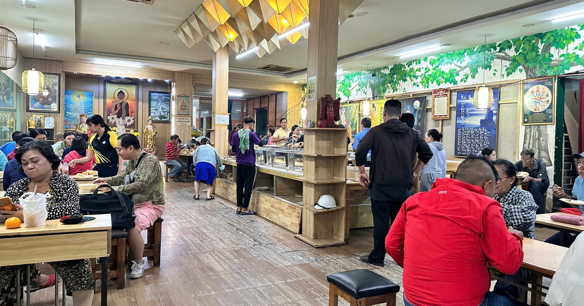 Ấm lòng quán buffet chay trả tiền tùy tâm
