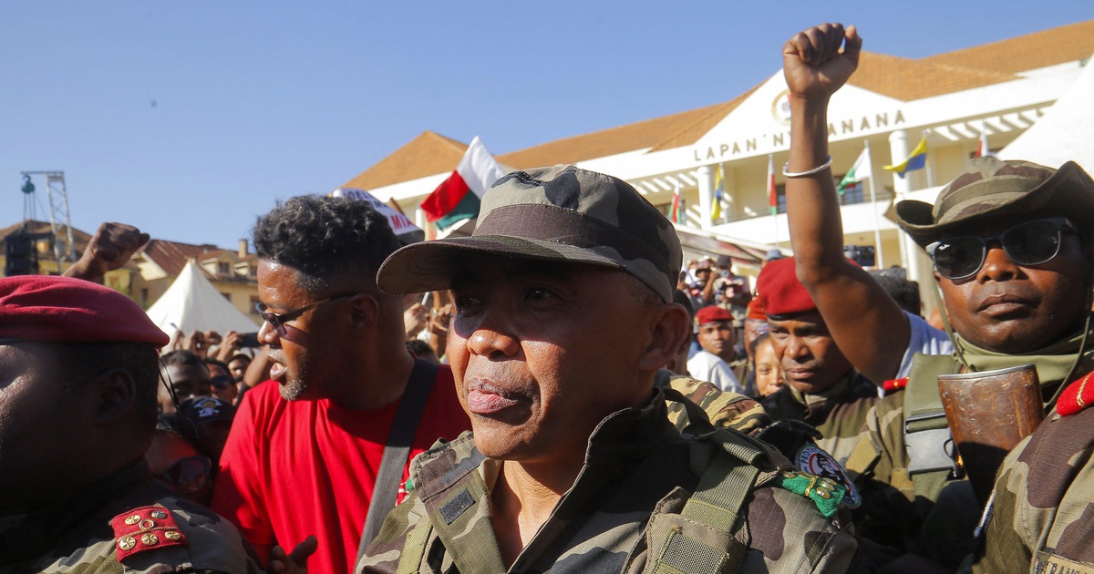 Binh biến tại Madagascar: tổng thống bị luận tội, qu&acirc;n đội tuy&ecirc;n bố nắm quyền