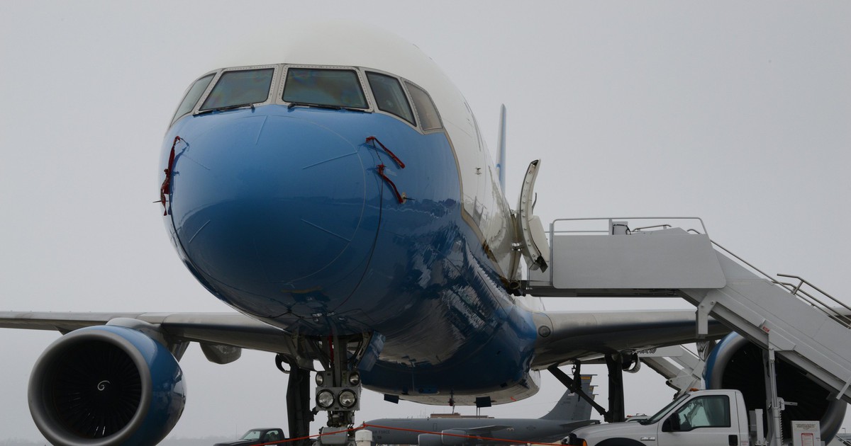 M&aacute;y bay chở Bộ trưởng Quốc ph&ograve;ng Mỹ hạ c&aacute;nh khẩn v&igrave; nứt k&iacute;nh chắn gi&oacute;