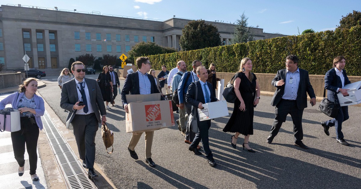 H&agrave;ng loạt nh&agrave; b&aacute;o rời Lầu Năm G&oacute;c phản đối siết quy định đưa tin