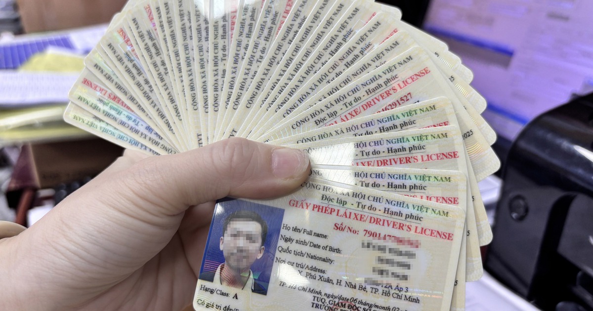 CSGT n&ecirc;u 6 l&yacute; do cần đổi bằng l&aacute;i xe giấy sang thẻ nhựa PET