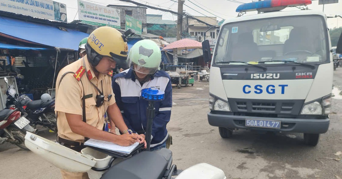 Chạy xe m&aacute;y v&agrave;o l&agrave;n &ocirc; t&ocirc; bị CSGT TP.HCM phạt: &#039;C&ocirc;ng ty gọi đi l&agrave;m gấp...&#039;
