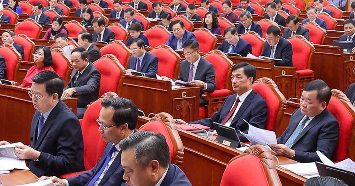 Bộ Chính trị: Đánh giá cán bộ hằng quý, điều chuyển khi không hoàn thành nhiệm vụ