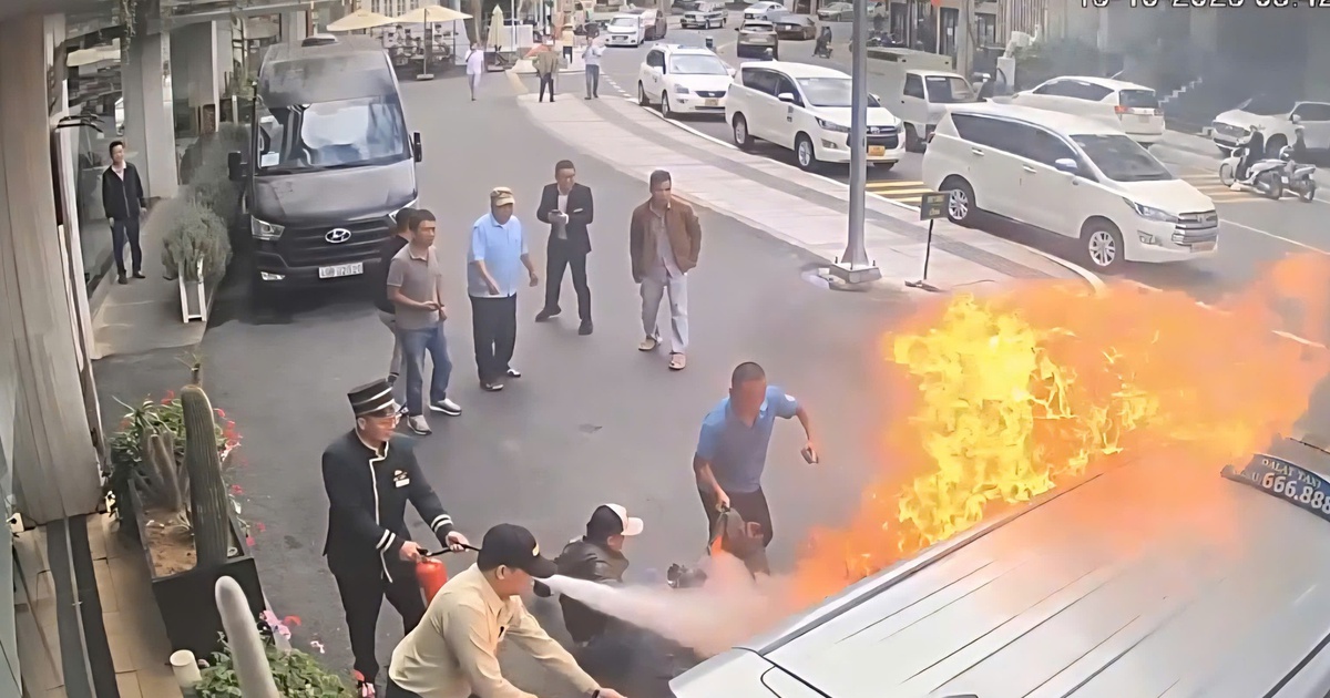 Taxi bốc ch&aacute;y, t&agrave;i xế kẹt b&ecirc;n trong: Pha giải cứu ngoạn mục trước kh&aacute;ch sạn