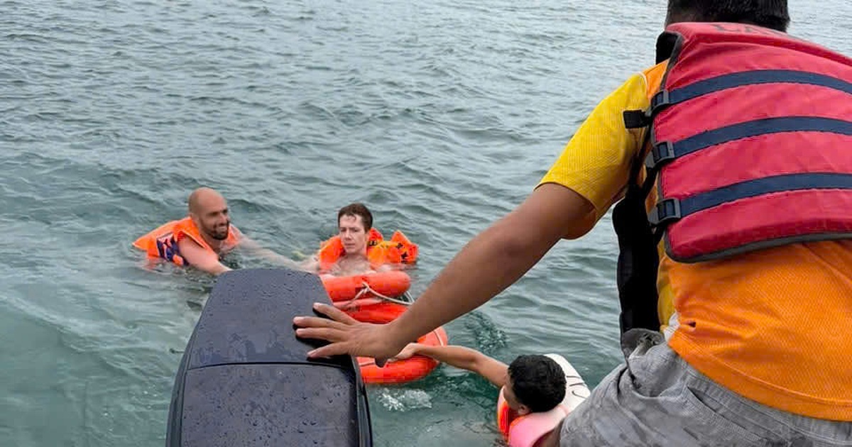 Cứu du kh&aacute;ch nước ngo&agrave;i bị đuối nước khi tắm biển Nha Trang