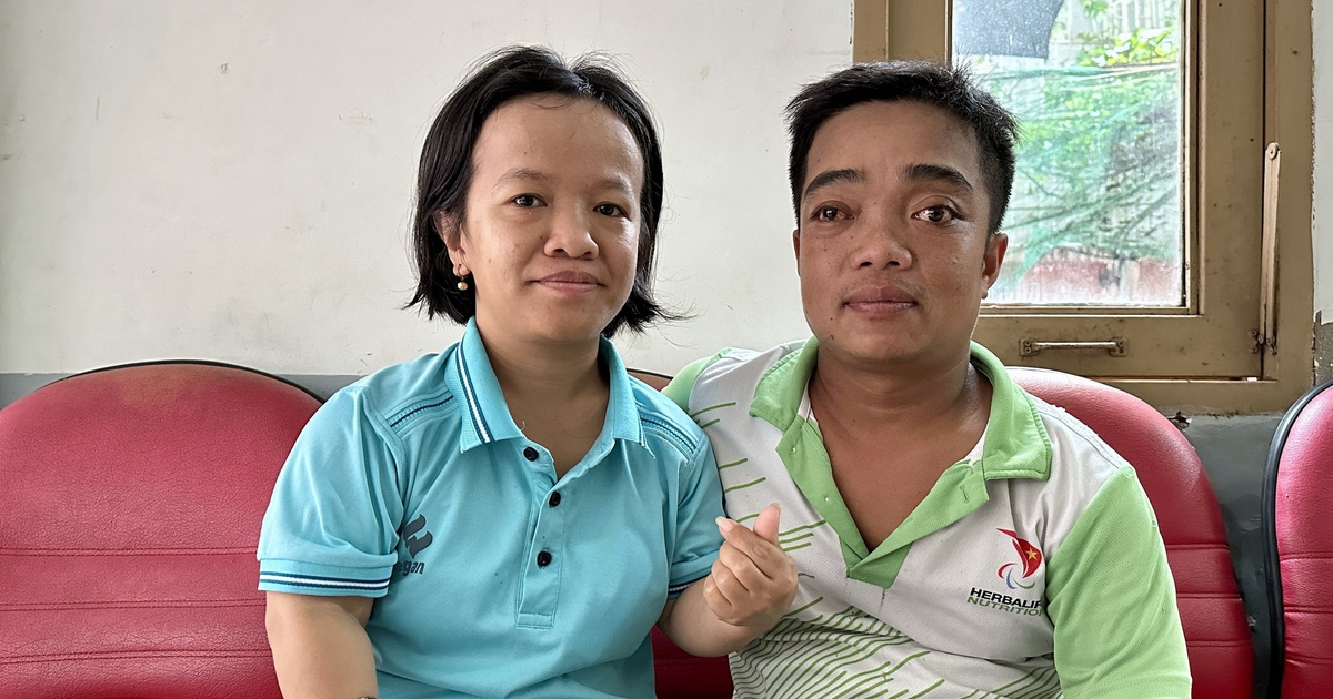 H&agrave;nh tr&igrave;nh phi thường của người phụ nữ cao 1,2 m b&aacute;n v&eacute; số