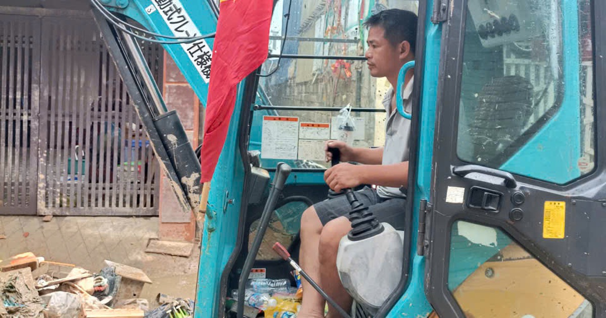 L&aacute;i xe x&uacute;c vượt 160 km đến Th&aacute;i Nguy&ecirc;n gi&uacute;p dọn b&ugrave;n, dọn r&aacute;c sau lũ