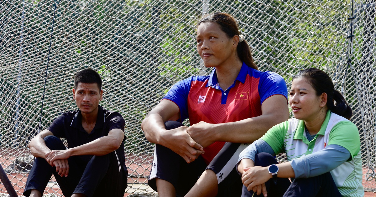 C&ocirc; g&aacute;i &#039;khổng lồ&#039; cao hơn 2 m ở TP.HCM: &#039;T&ocirc;i phải sống cho ch&iacute;nh m&igrave;nh&#039;