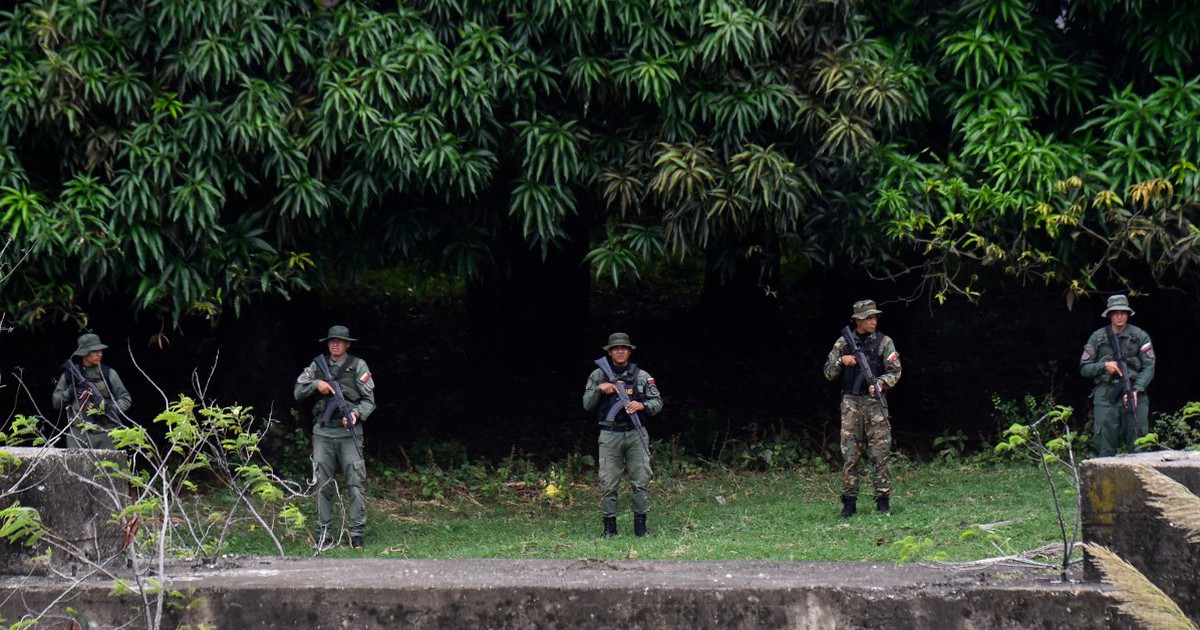 Venezuela d&agrave;n trận sẵn s&agrave;ng chống Mỹ nhưng hy vọng Qatar gi&uacute;p thương thuyết