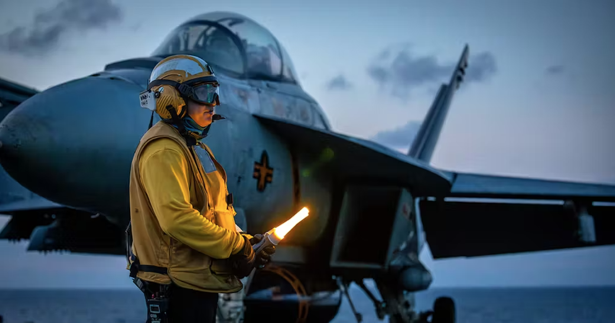 T&agrave;u s&acirc;n bay lớn nhất thế giới ph&oacute;ng ti&ecirc;m k&iacute;ch từ Địa Trung Hải