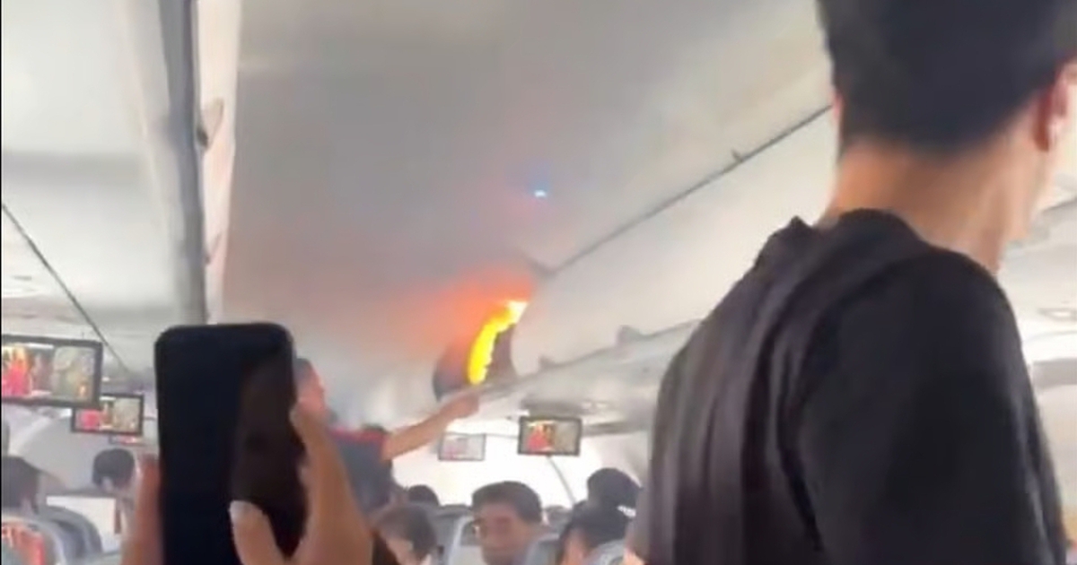 M&aacute;y bay hạ c&aacute;nh khẩn v&igrave; ch&aacute;y pin lithium trong h&agrave;nh l&yacute; x&aacute;ch tay