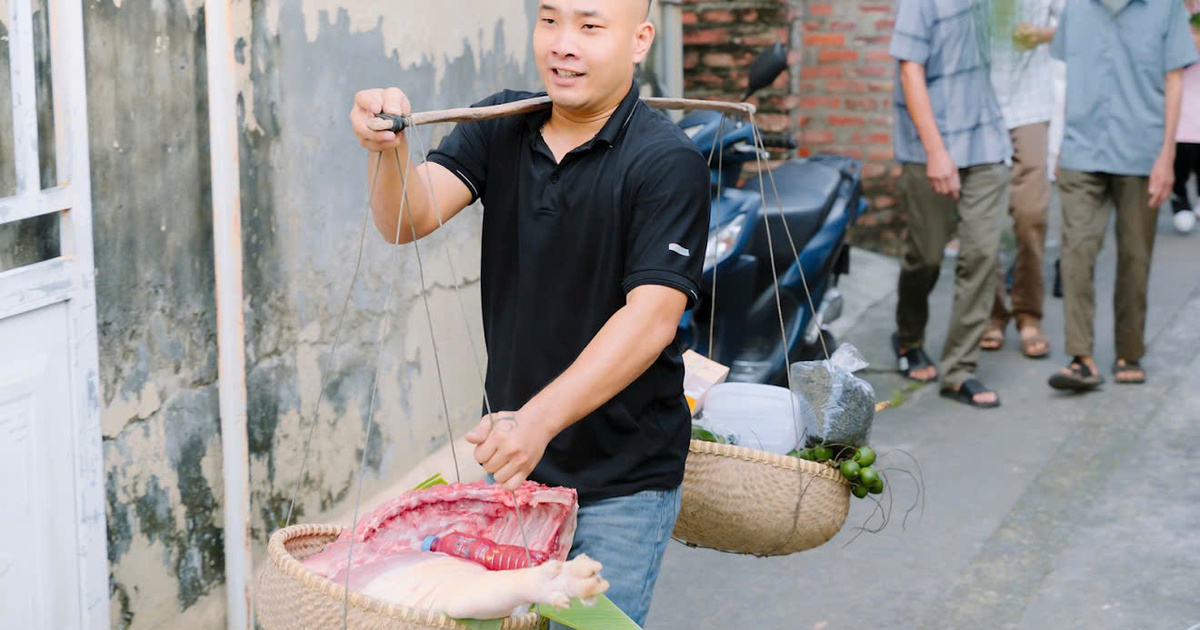 Độc lạ nh&agrave; trai mang 20 kg thịt heo, buồng cau, 1 kg ch&egrave; sang nh&agrave; g&aacute;i