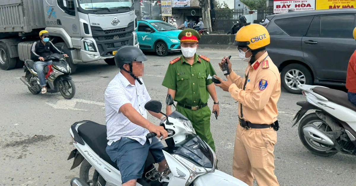 CSGT TP.HCM đo nồng độ cồn ban ng&agrave;y: Nhiều người ngỡ ng&agrave;ng v&igrave; bị phạt kịch khung