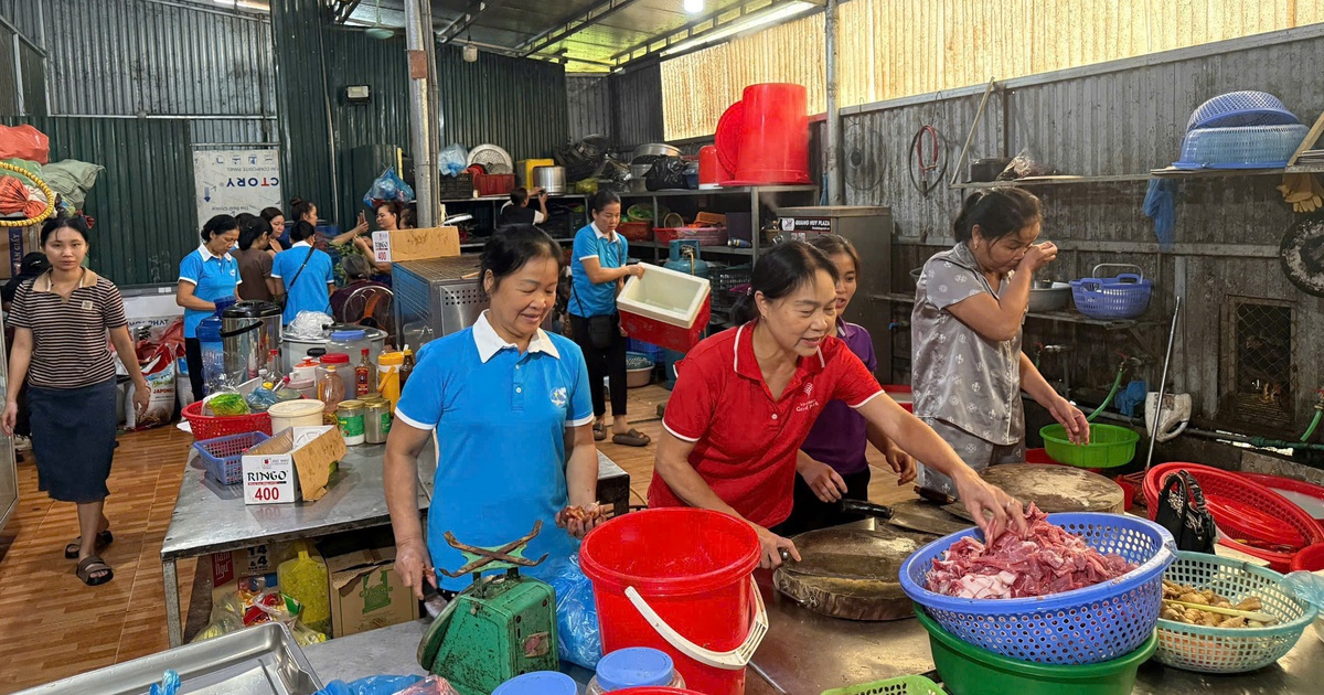 Thắp lửa y&ecirc;u thương, nấu cơm gửi người d&acirc;n v&ugrave;ng lũ