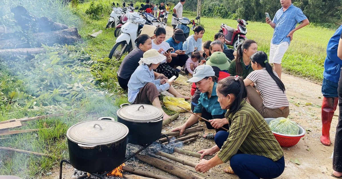 Cả x&oacute;m dựng bếp nấu cơm cho b&agrave; con v&ugrave;ng lũ: &#039;Để kh&ocirc;ng ai bị đ&oacute;i!&#039;