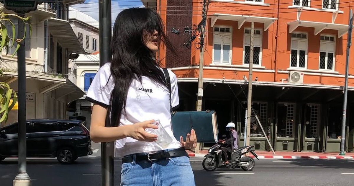 Quần jeans ống loe cạp cao, xu hướng denim nổi bật mùa thu 2025