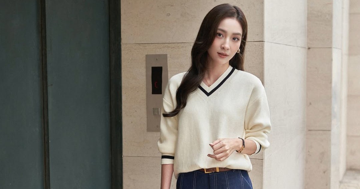 Từ văn phòng đến tiệc tối, quần jeans xanh đen vẫn cuốn hút