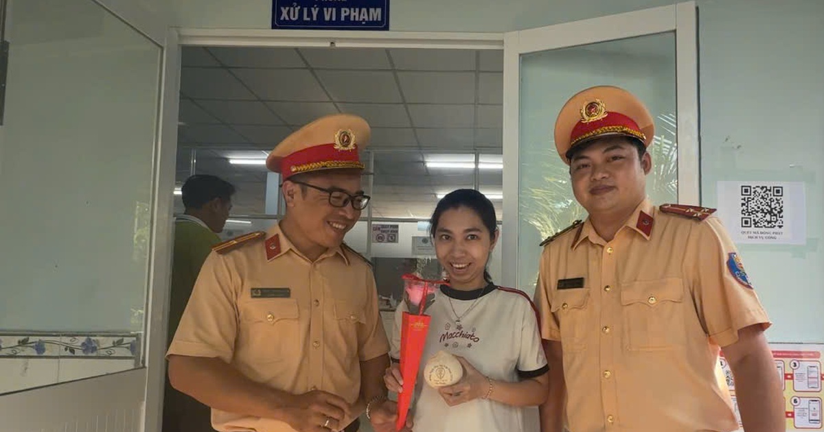 Phụ nữ đi nộp phạt giao th&ocirc;ng ng&agrave;y 20.10 bất ngờ được CSGT tặng hoa