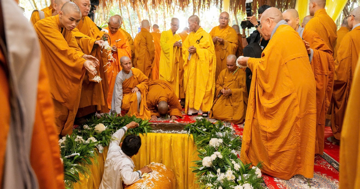 Lễ tr&agrave; tỳ, nhập bảo th&aacute;p trưởng l&atilde;o h&ograve;a thượng Th&iacute;ch Từ Th&ocirc;ng ở ch&ugrave;a Thanh Sơn