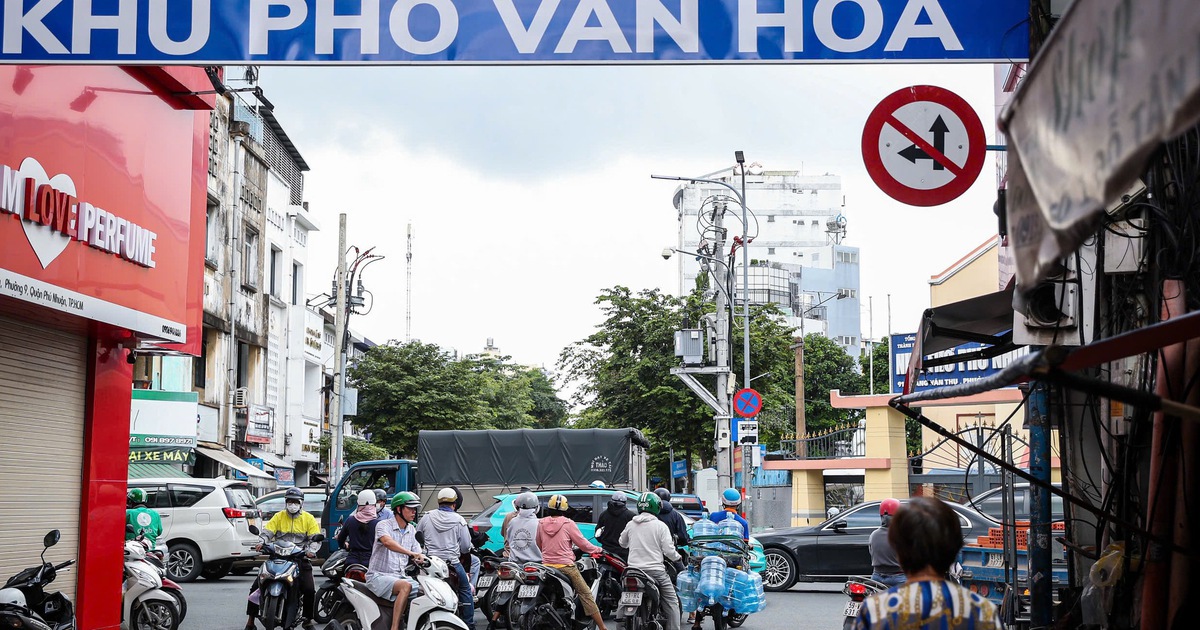 Biển b&aacute;o &#039;n&uacute;p l&ugrave;m&#039; ở TP.HCM: Người đi đường dễ vi phạm d&ugrave; kh&ocirc;ng cố &yacute;