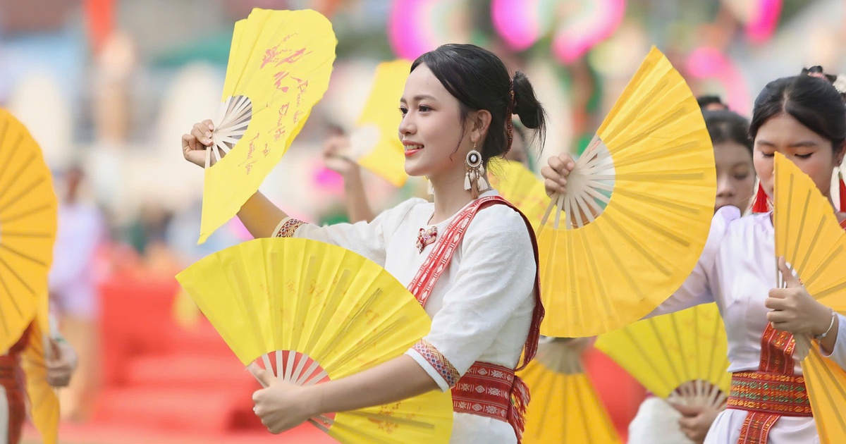 Sắc màu lễ rước y trang của đồng bào Chăm tại lễ hội Katê 2025