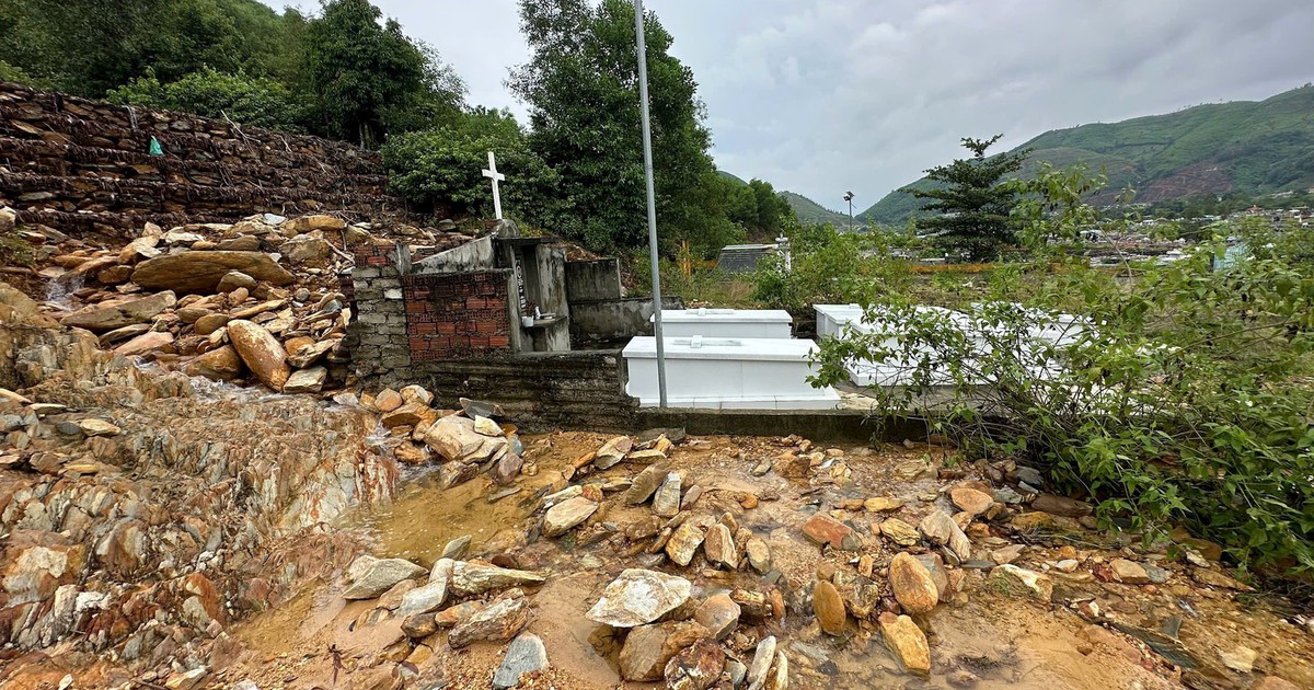 Đ&agrave; Nẵng: &Aacute;m ảnh sạt lở cuốn tr&ocirc;i người đ&atilde; khuất ở Nghĩa trang H&ograve;a Sơn