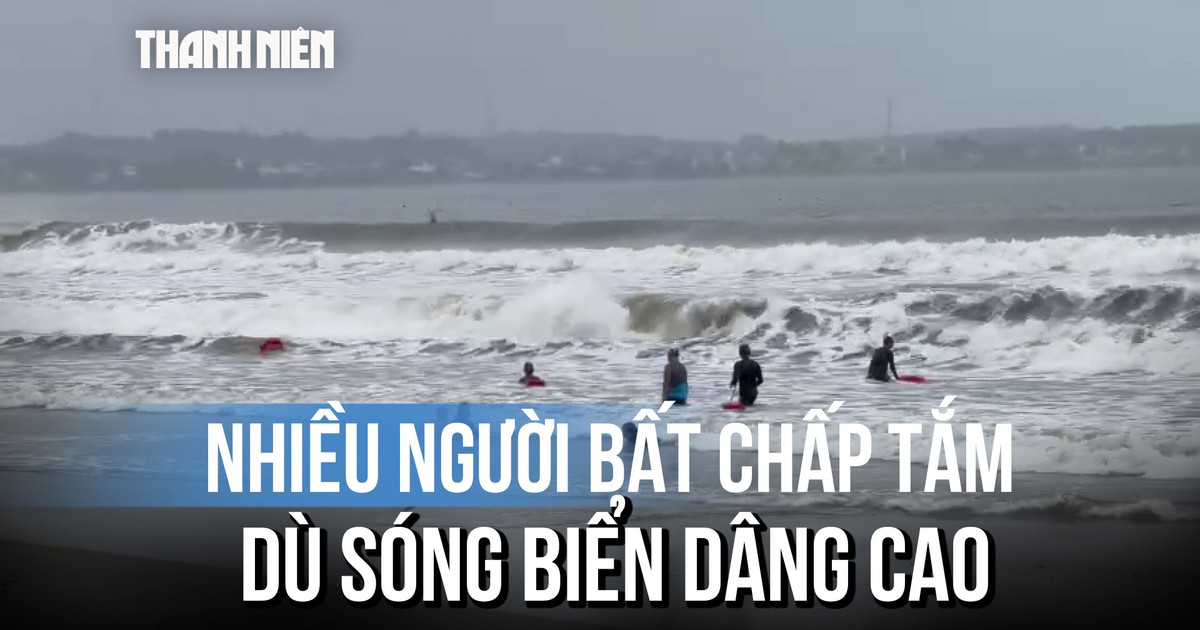 Nhiều người ở Quảng Ngãi liều mình tắm biển, sóng cao từ 1 – 2 m