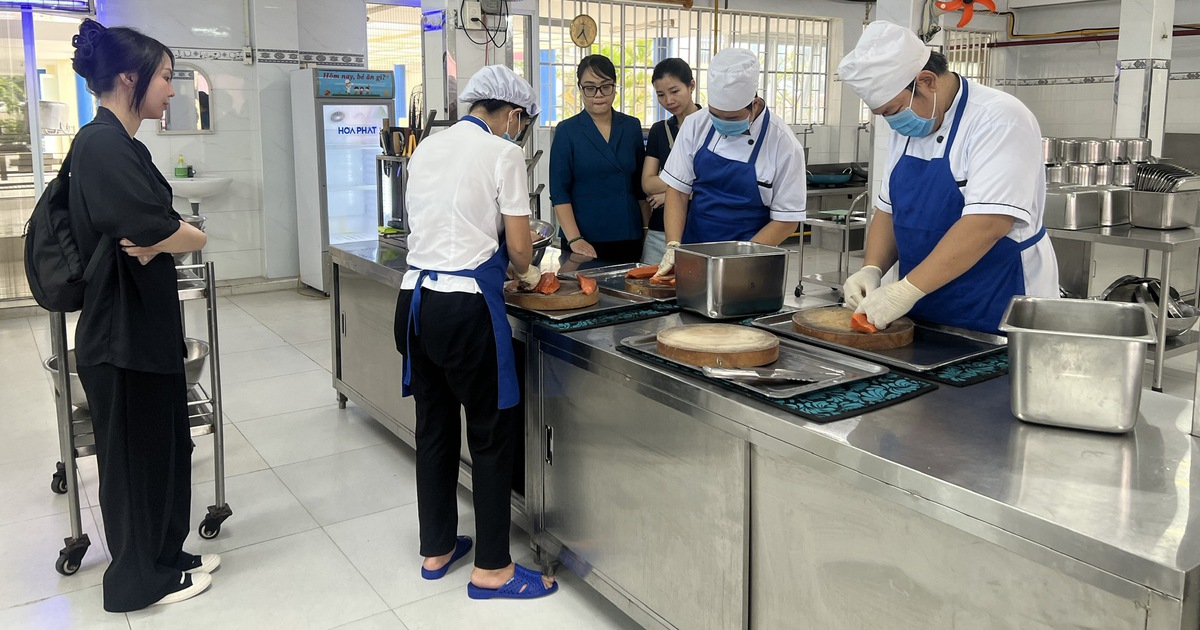 Phụ huynh giám sát bếp ăn bán trú, trường học công khai bữa ăn