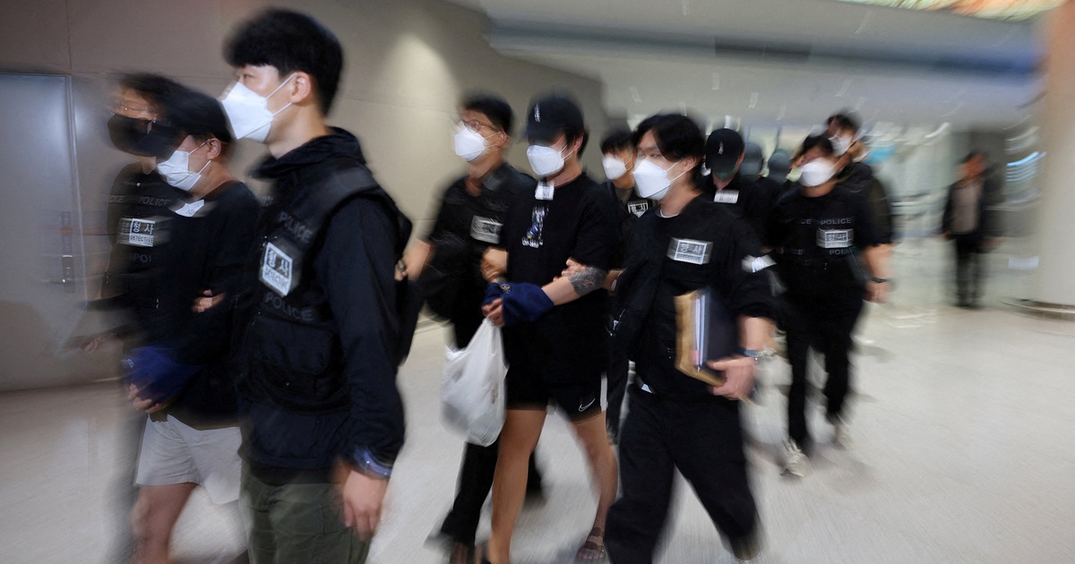 H&agrave;n Quốc bắt 49 nghi phạm lừa đảo trực tuyến sau khi hồi hương từ Campuchia