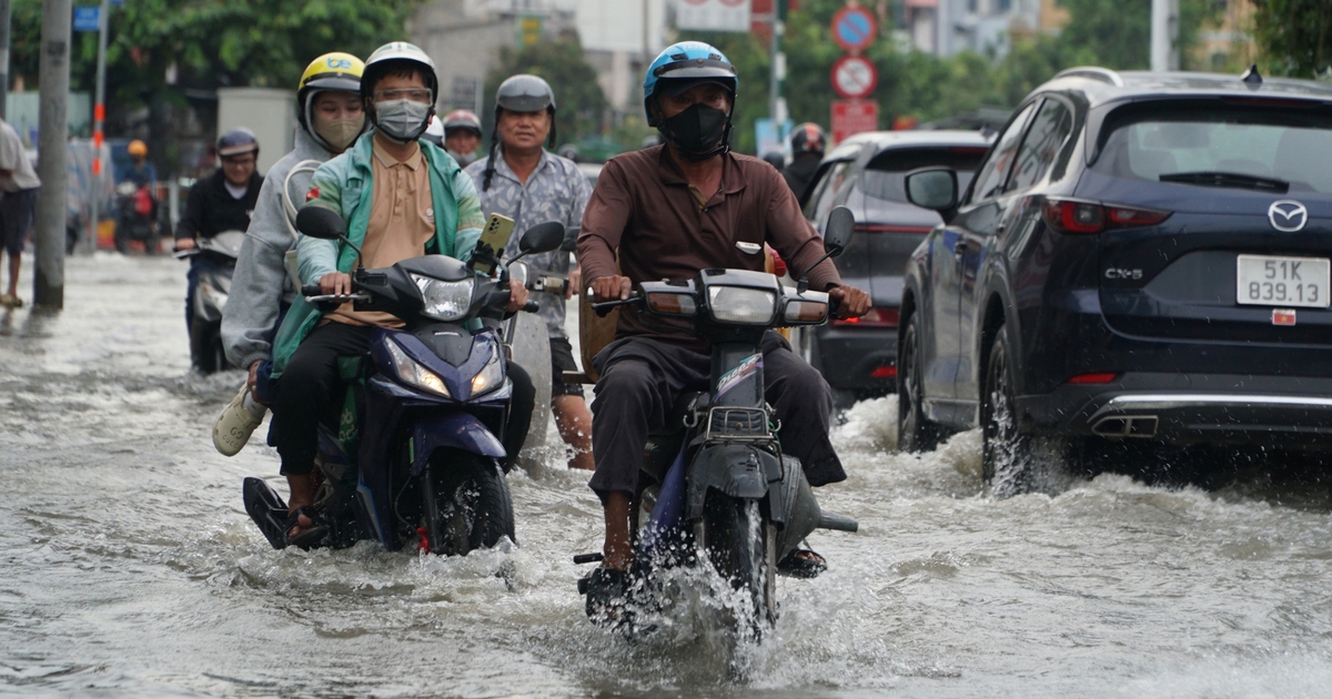 Triều cường d&acirc;ng cao, đường Trần Xu&acirc;n Soạn ở TP.HCM lại biến th&agrave;nh s&ocirc;ng
