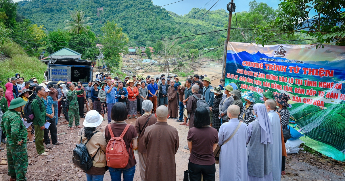 Sư thầy đến Nghệ An, Thanh Hóa hỗ trợ bà con vùng lũ 700 triệu đồng