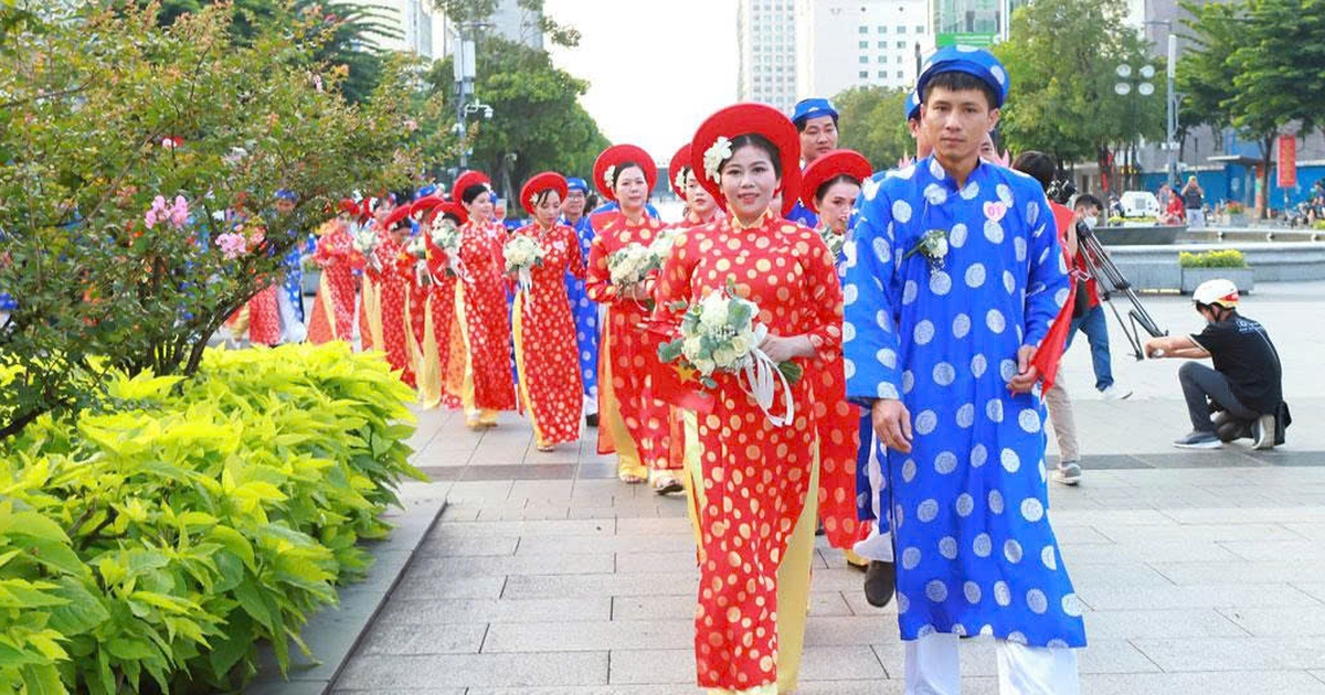Độc đáo 50 cô dâu, chú rể di chuyển bằng metro, buýt đường sông trong lễ cưới