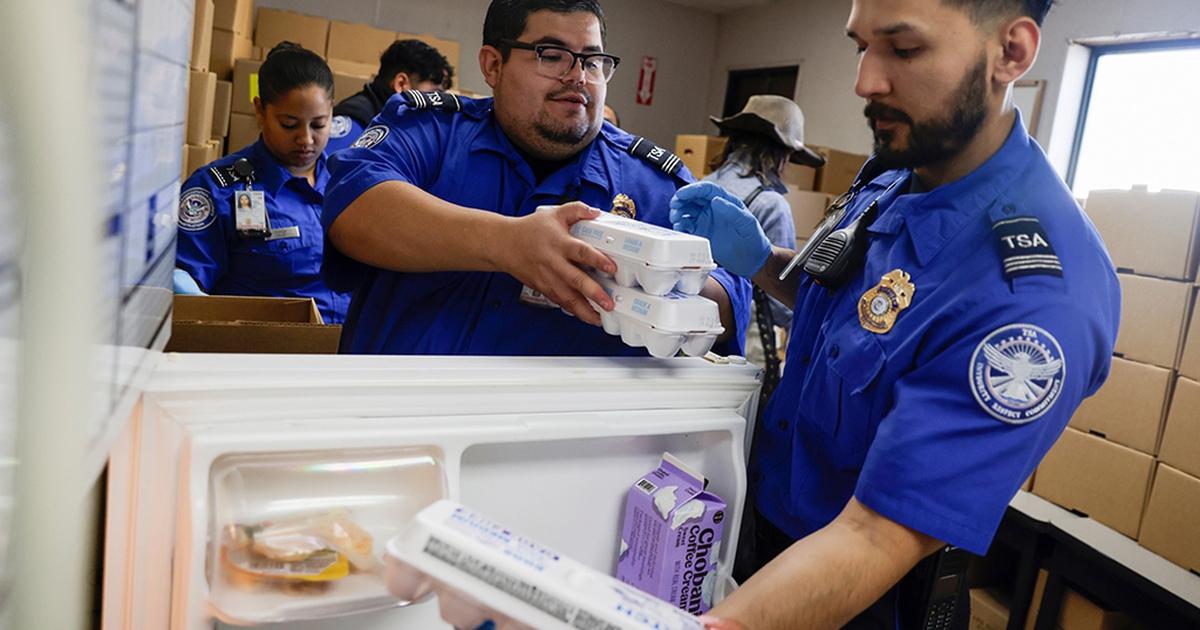 Ch&iacute;nh phủ đ&oacute;ng cửa, nhu cầu thực phẩm từ thiện tăng cao