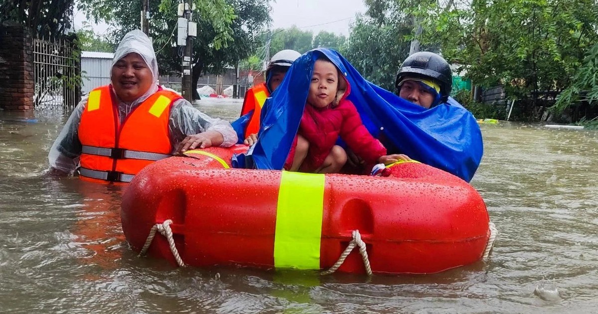 Mưa lớn lịch sử c&oacute; thể t&aacute;i diễn, người Đ&agrave; Nẵng gọi ai nếu nước d&acirc;ng giữa đ&ecirc;m?