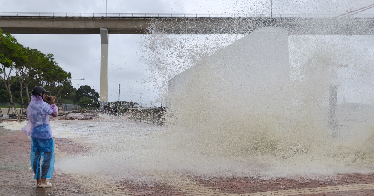 S&oacute;ng dữ s&ocirc;ng H&agrave;n c&ocirc;ng ph&aacute; bờ k&egrave;: Th&oacute;t tim cảnh người d&acirc;n liều m&igrave;nh ghi h&igrave;nh