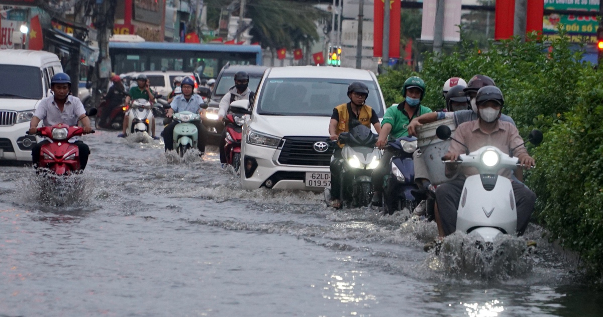 Triều cường d&acirc;ng cao, đường TP.HCM ngập s&acirc;u: Người d&acirc;n b&igrave; b&otilde;m về nh&agrave;
