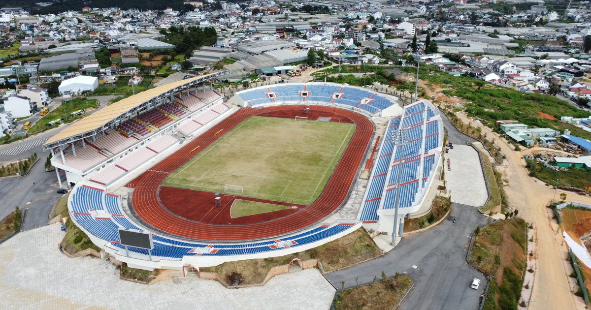 Sân Đà Lạt hàng trăm tỉ đồng bị xuống cấp nghiêm trọng, rất nhếch nhác: Quá lãng phí!