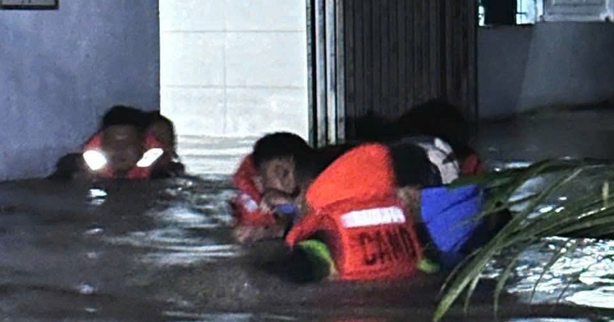 TP.HCM: Giải cứu h&agrave;ng trăm người khỏi c&aacute;c điểm ngập s&acirc;u ở phường Bến C&aacute;t